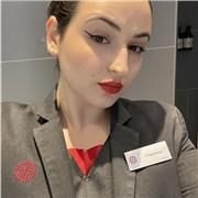 Ragazza diplomata in lingue straniere, impartisce lezioni di inglese o spagnolo a ragazzi di scuola elementare, media e superiore